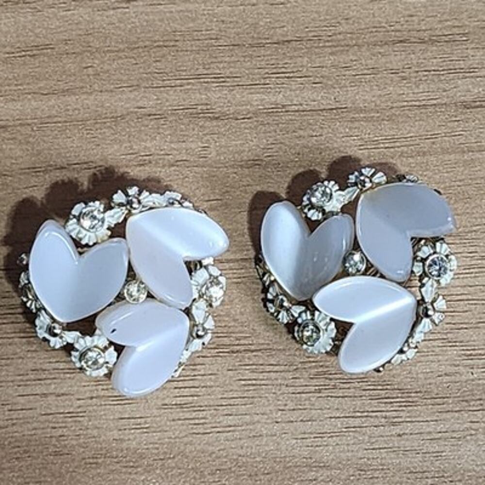 Vtg vintage MCM BSK white lucite flower heart clip-on earrings